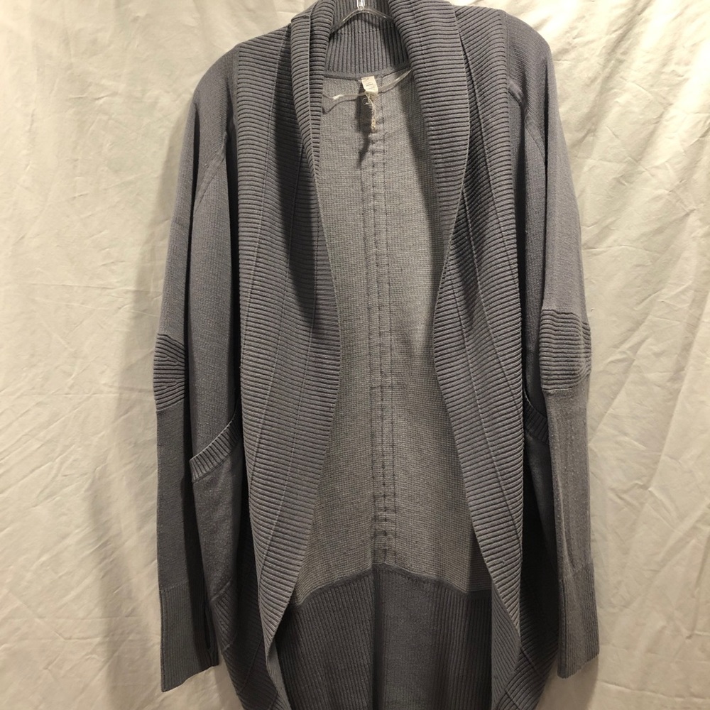 Lululemon sweater size 10 grey dry cleaned and ready for shipping, very cozy 🤩